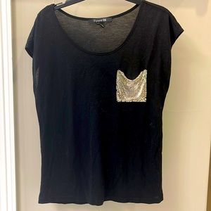 Black t shirt with chain pocket T . Forever 21, size M